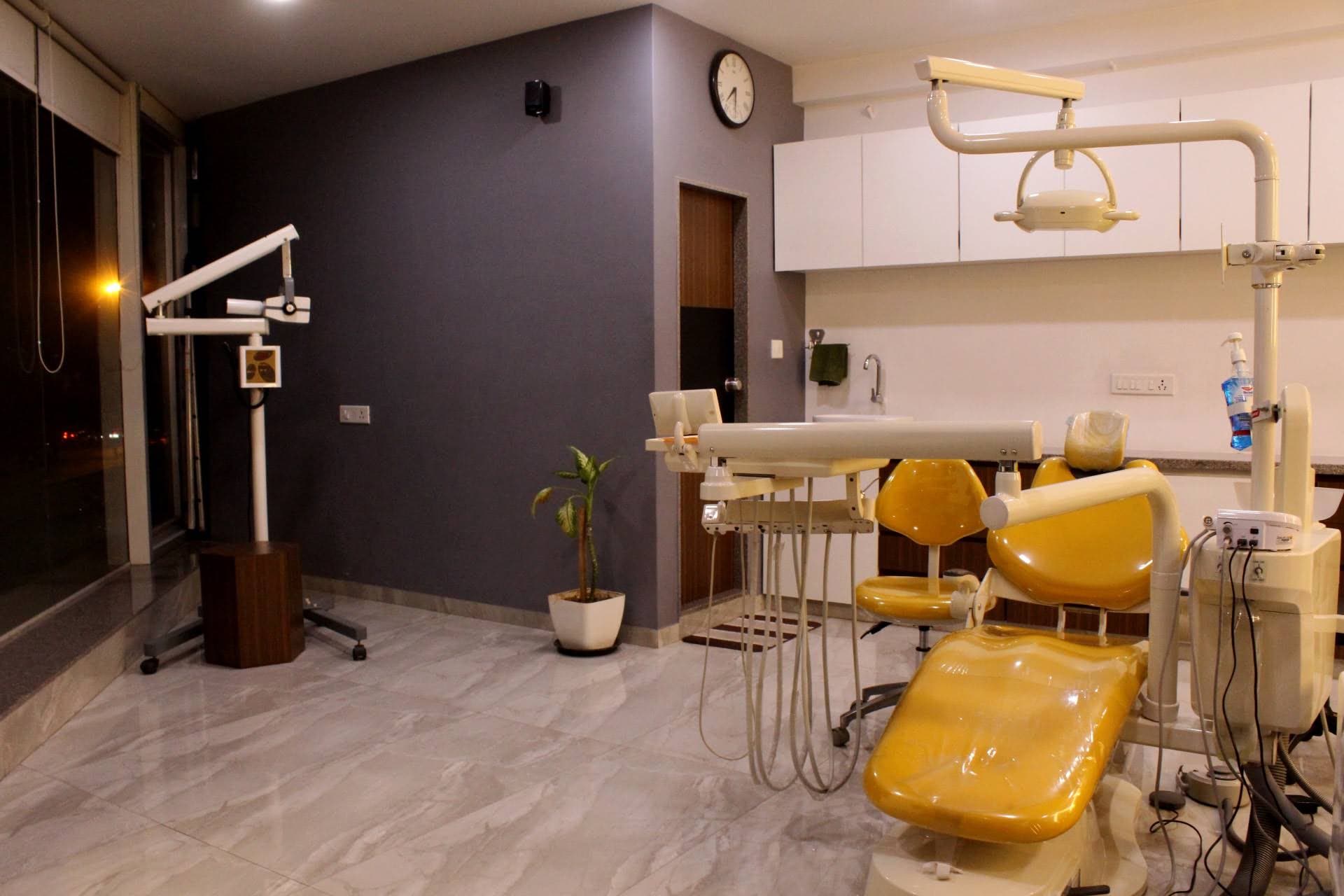 Treatment room with digital X-ray arm